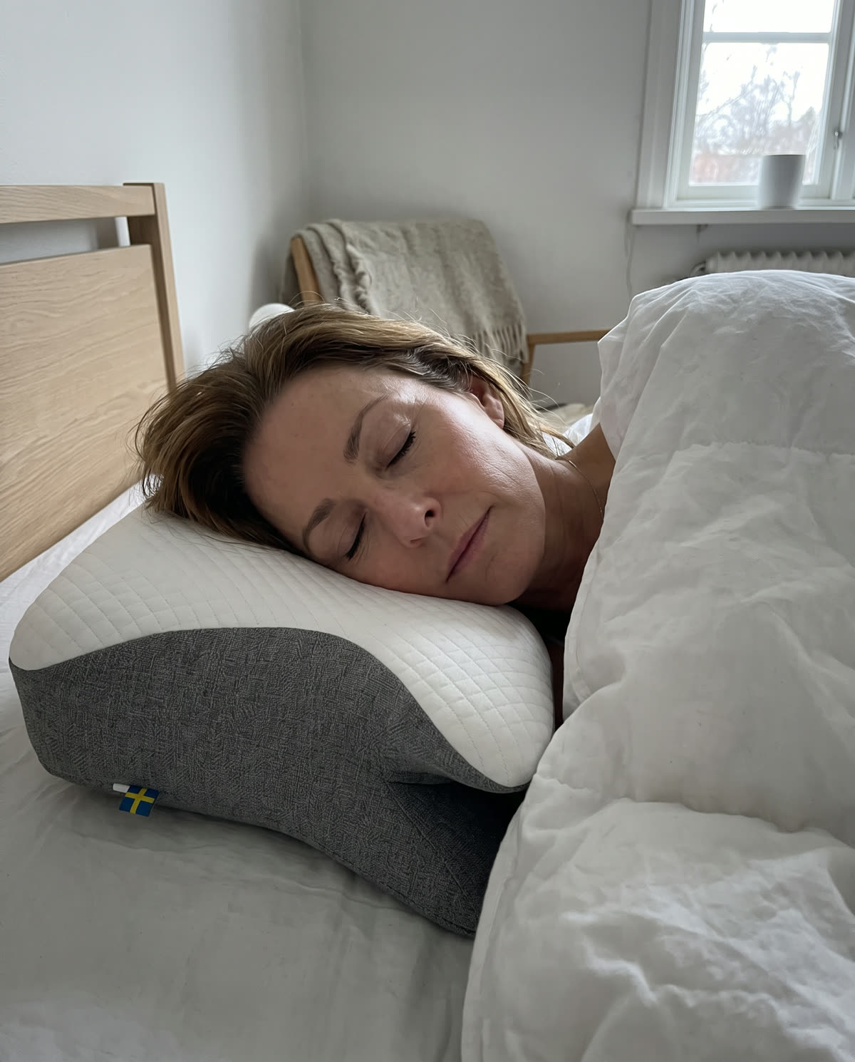 Kvinde sover på siden på SleepEase sovepude