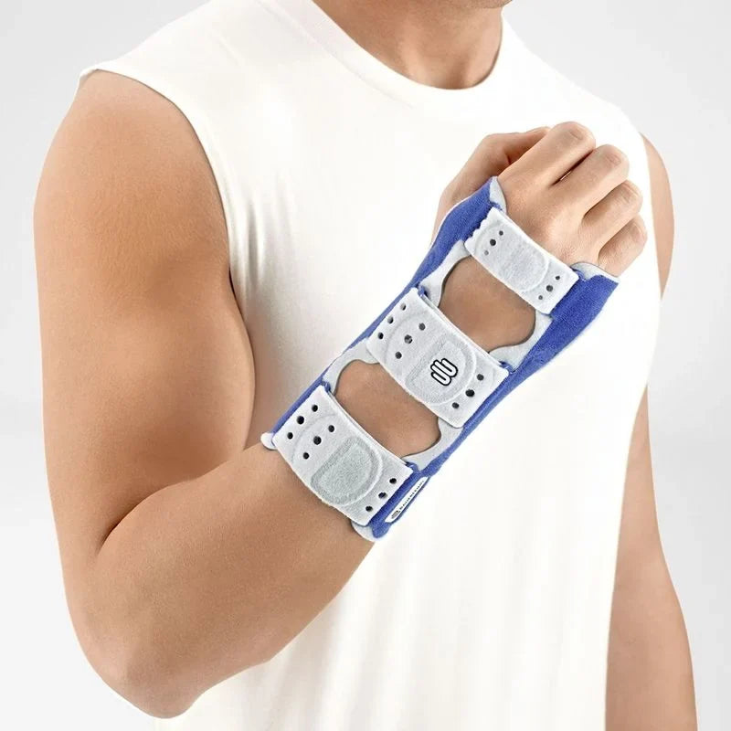 Bauerfeind ManuLoc handledsortos på handleden med fingrar och tumme fria