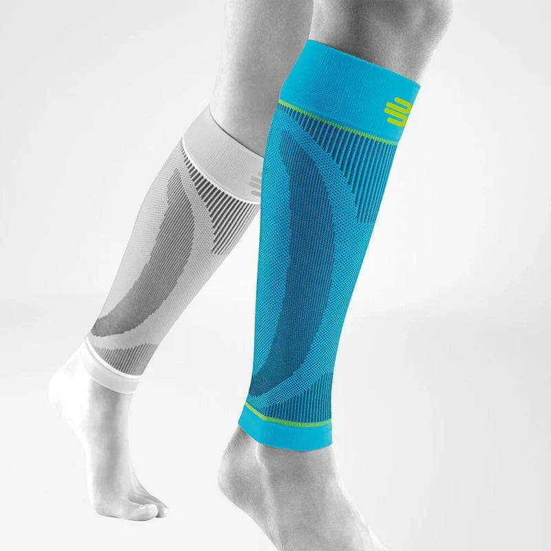 Bauerfeind Sports Compression Calf Sleeves i blått på underbenet, vit bakgrund