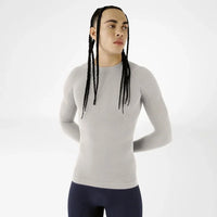Man i silverfärgad Bauerfeind Sports Compression långärmad tröja, framifrån