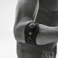 Bauerfeind Sports Elbow Strap i svart på underarmen nedanför armbågen