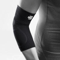 Bauerfeind Sports Elbow Support i helt svart på böjd arm