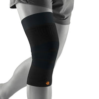 Bauerfeind Sports Outdoor Compression Knee Support i svart på knä, vit bakgrund