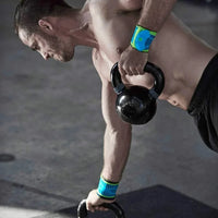 Person tränar med kettlebells och bär Sports Wrist Strap i blått