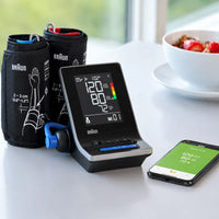 Braun ExactFit 5 Connect med två manschetter och ansluten smartphone.