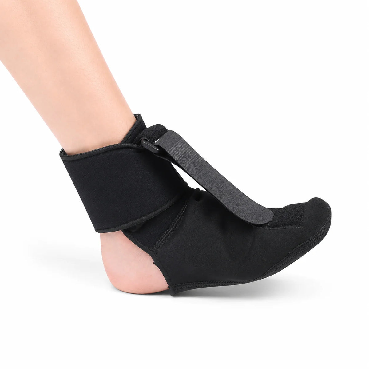 Svart nattstöd för plantarfasciit med justerbar rem som håller foten i en lätt uppåtböjd position.