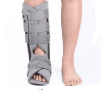 Ortopedisk rehabiliteringssko med justerbara remmar
