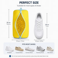 Gul skotvättpåse i mikrofiber med vita sneakers, anpassad för skonsam och skyddande tvätt av skor i tvättmaskin.