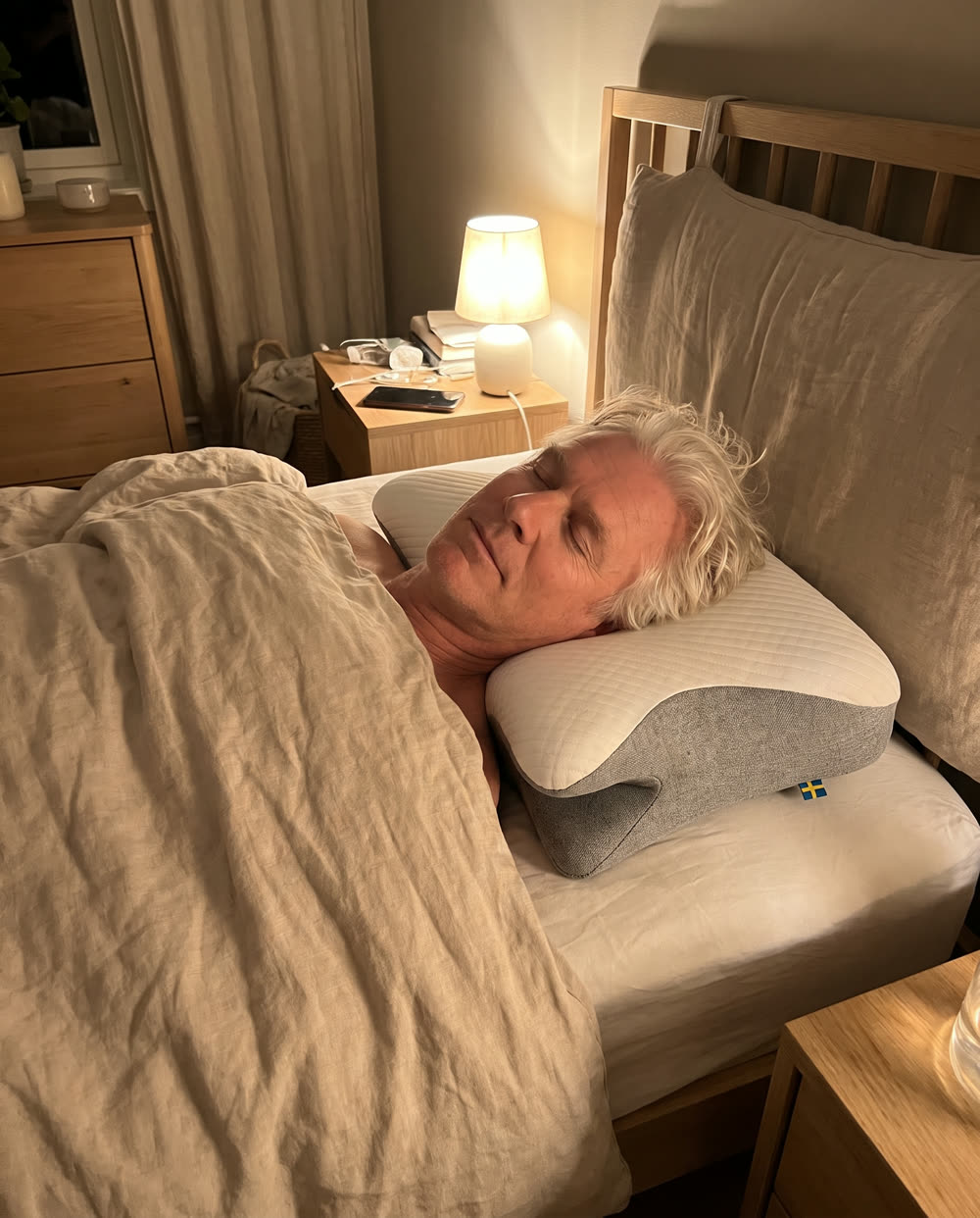 Ældre mand sover roligt på ryggen på SleepEase sovepude
